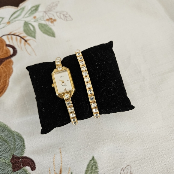 Beautiful Vivani Quartz rhinestones watch with matching bracelet - Picture 3 of 7